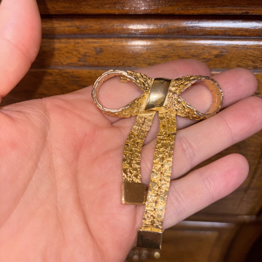 Elegant Vintage 1980's Gold Tone Textured Articulated Bow Brooch - Picture 2 of 5